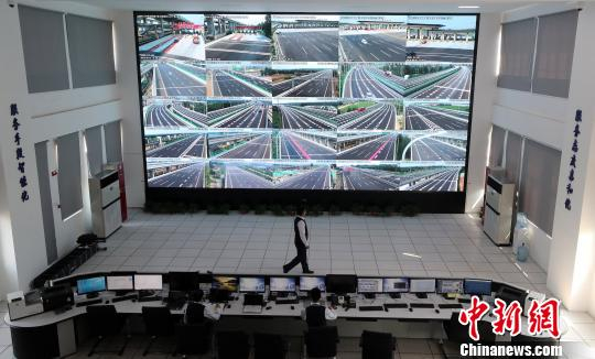 北京大兴国际机场高速公路监控中心。　中新社记者 张宇 摄