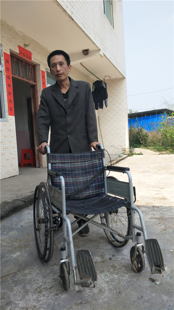 代志勇必须借助轮椅才能出行