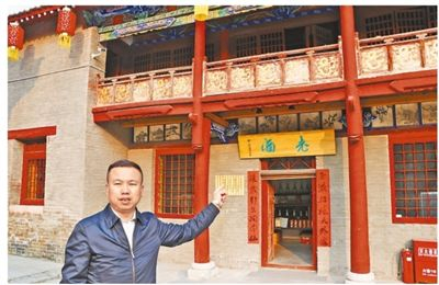 杨旭亮在其认领的凹里村关帝庙内 记者 乔 栋 摄