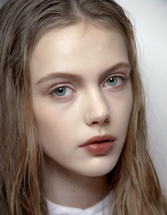 瑞典女模特弗丽达,精致五官蓝色眼睛犹如精灵