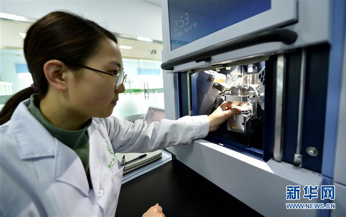  4月19日，中国农业大学学生在曲周实验站做实验。新华社记者 王晓 摄