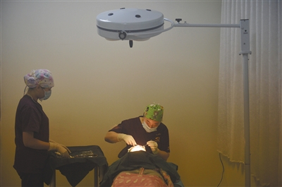 2018年6月10日，沈阳一家整形机构正在做整形手术。图/视觉中国