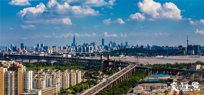 2016年8月13日拍摄于桥北俯瞰长江大桥 胡德文 摄 视觉江苏网供图