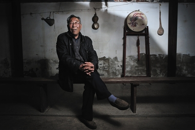 “大包干”带头人关友江在自家开的餐馆庭院内。