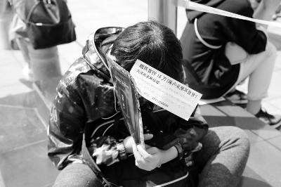 在天津河西区行政服务中心外，房产中介争着推销