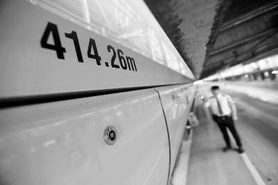 16辆长编组“复兴号”动车组停在车间内摄/记者&nbsp;杨益