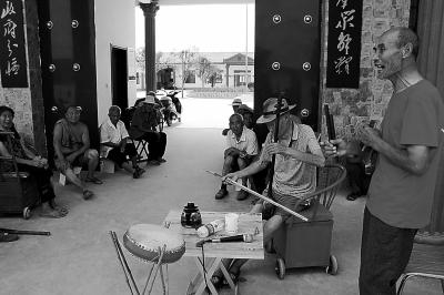 陈国厂创办的医养院门前，五保老人自编自演快板书。 本文图片 大河网