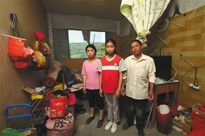 ▲6月7日，金寨县南溪镇，吴海霞一家三口在出租屋内。出租屋离女儿张经平的学校不过百米。