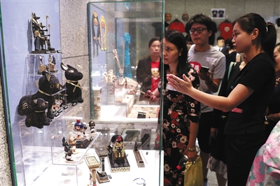 2017年7月，“大英博物馆百物展——浓缩的世界史”在上海博物馆展出。上海博物馆推出文创衍生品。