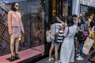 当地时间8月13日，土耳其伊斯坦布尔，消费者在奢侈品店前排队买东西。图/视觉中国