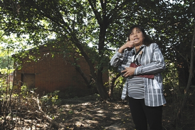 9月22日，温合花站在自己当年被李含富家族霸占的厂子里，当年的厂房现在已经变成断壁残垣。