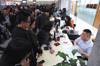 2017年3月27日，厦门行政服务中心里面的国土综合大厅不动产登记中心内，人如潮涌，都是前来办理房地产交易及不动产权证书的人。