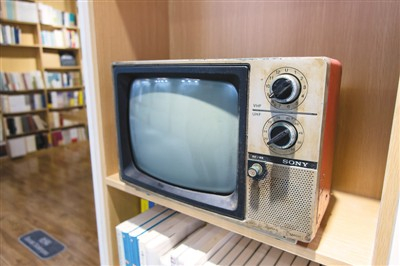 10月19日，在上海“生逢其时·美好生活”庆祝改革开放40周年大型生活秀上展出的索尼黑白电视。王冈摄（人民图片）