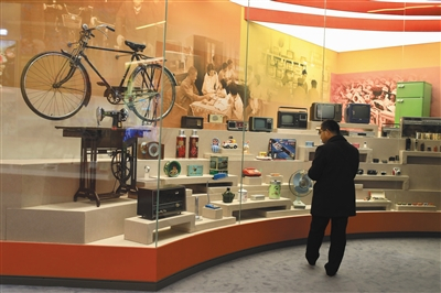  昨日，观众在参观展出的“老物件”。改革开放40年，老百姓使用的物件发生了巨大变化。摄影/新京报记者 浦峰