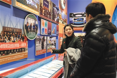  中国人民抗日战争纪念馆讲解员杨艳喆在展览现场朗诵习近平总书记《念奴娇·追思焦裕禄》。摄影/新京报记者 浦峰