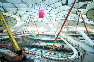 昨天，在大兴国际机场，工人们正在紧张地进行室内装修施工。&nbsp; &nbsp; 本报记者&nbsp;饶强摄