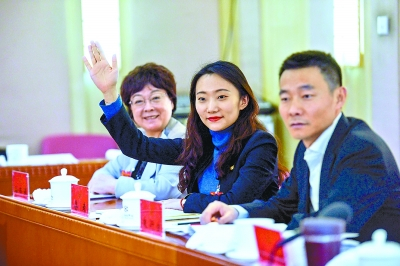 昨天下午，石景山团小组会上气氛活跃，要靖代表踊跃举手发言，发表自己的真知灼见。本报记者&nbsp;潘之望摄