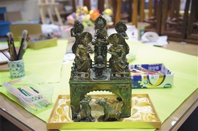 北京市海淀寄读学校的学生制作的非遗手工作品。新京报记者 吴江 摄