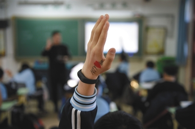 2018年12月25日，北京市海淀寄读学校的学生在课堂上举手提问。新京报记者 吴江 摄