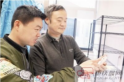 夏玉先教授与研究人员观察蟑螂灭杀状态