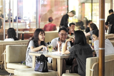 9月4日，三里屯太古里北区，商家在户外设消费区供顾客消费。摄影/新京报记者 王嘉宁