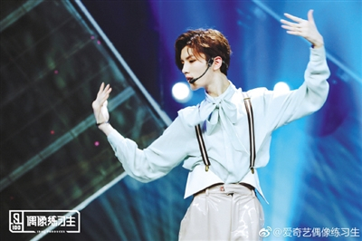  像《偶像练习生》这种有爱豆参与的剧集或综艺，粉丝们会选“只看TA”观看。