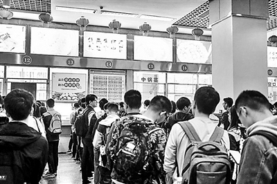  同学们在“土豆宴”窗口排起长队