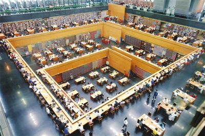 　　节假日期间，不少人选择前往图书馆，在浓浓的书香中“充电”学习。图为北京的中国国家图书馆阅览大厅。 张海岩摄（人民图片）