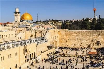 　　流落世界各地的犹太人回到耶路撒冷，都会到“哭墙”前哭诉流亡之苦，它曾被视为欧亚分界线。图/视觉中国