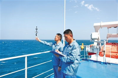 航渡期间，气象岗位船员记录数据。摄影/通讯员&nbsp;亓创