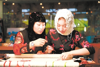 在循化撒拉族自治县盛行的撒拉族刺绣。循化圣驼公司供图