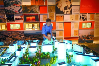 &nbsp;6月9日是国际档案日，北京市档案馆恢复开馆。开馆首日，就有不少市民进馆参观。本报记者&nbsp;甘南摄