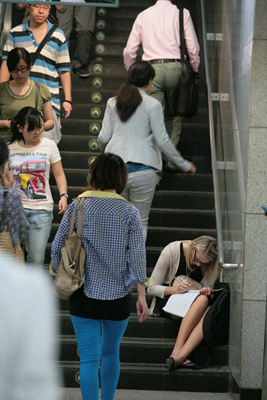 2013年9月16日早上，北京地铁4号线因故障停运。这是地铁站内的乘客。