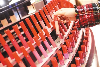 11月6日，参观者在中国国际进口博览会上的欧莱雅集团展台试用化妆品。新华社记者 陈 飞摄