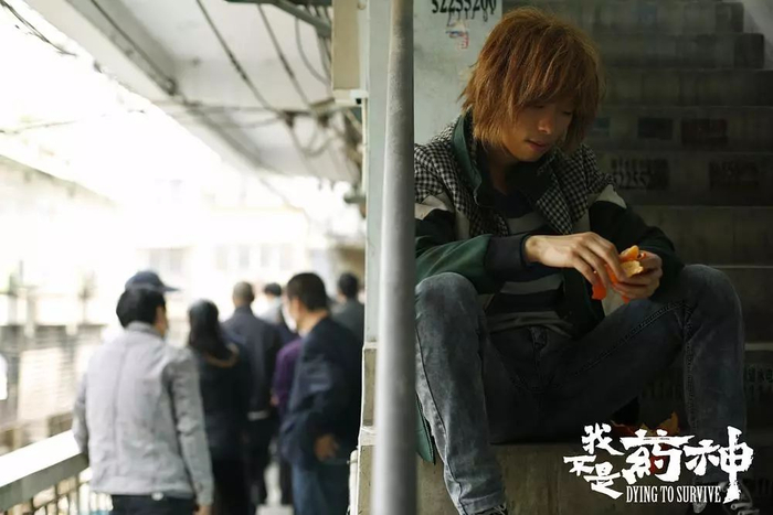 吕受益去世后，黄毛在他家楼道里吃橘子