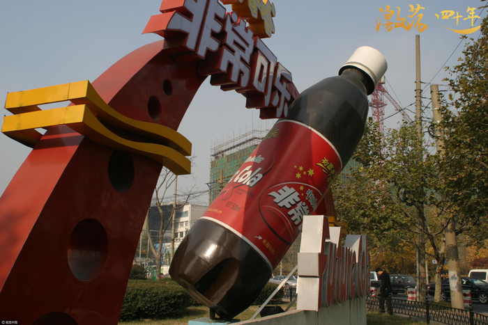 2003年12月11日，杭州街头巨幅的非常可乐广告。 图片来源：视觉中国