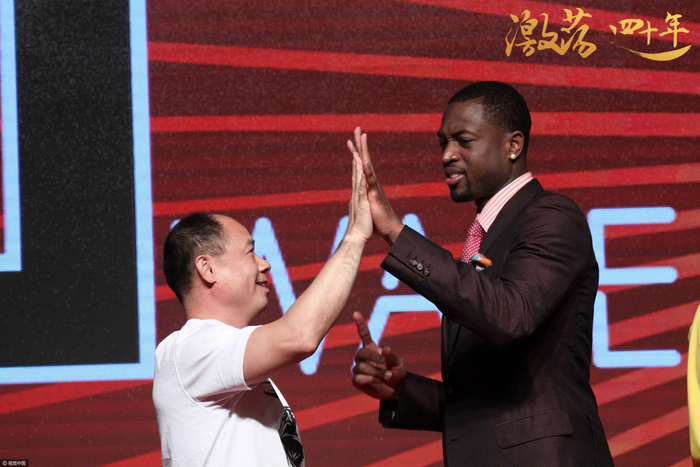 图为2012年10月10日，北京，北京“韦德来了”球迷见面会，韦德亮相李宁专卖店，并与球迷进行互动。 图片来源：视觉中国