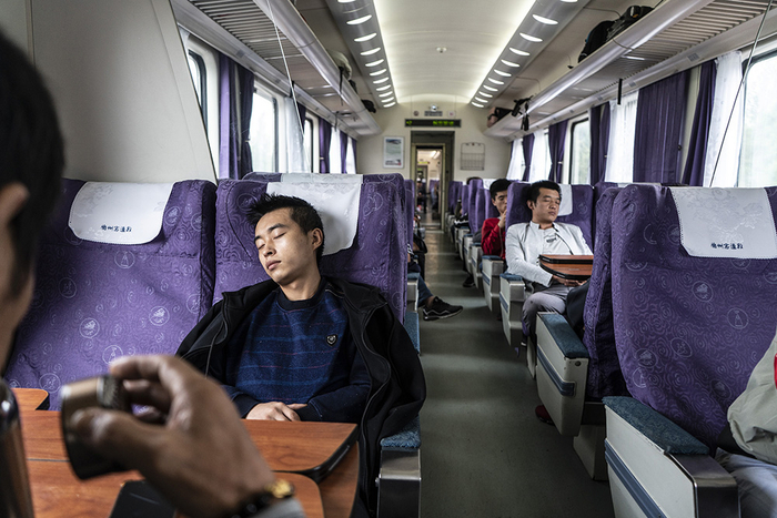 　　2019年9月15日，在家过完中秋节的杨成匆忙赶上甘肃天水开往北京的Z76次列车，坐上16个小时的硬座，回到北京继续送外卖。