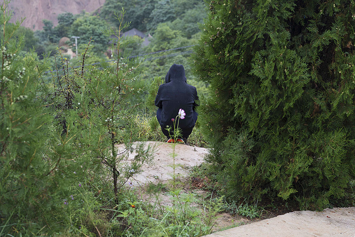 2019年9月13日，甘肃天水庞家山村，杨成走在山路上。