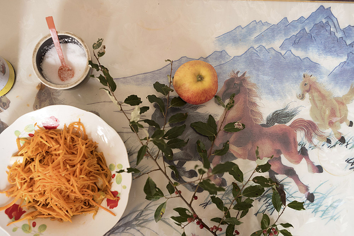 2019年9月14日，甘肃天水庞家山村，杨成在山上采回了小时候经常吃的野果子。