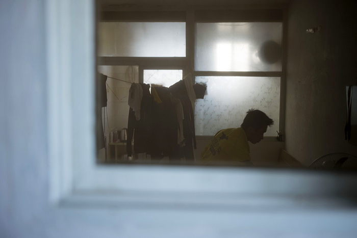 2019年9月16日，北京望京，早8点杨成穿上工作服准备出门，去生鲜店开始一天的忙碌。