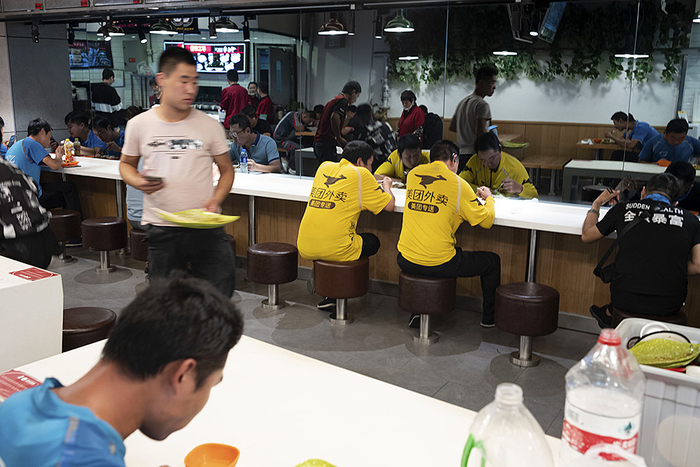 2019年9月16日，北京望京，午饭时间，很多外卖小哥都会分批次来公司合作的指定餐厅吃饭。