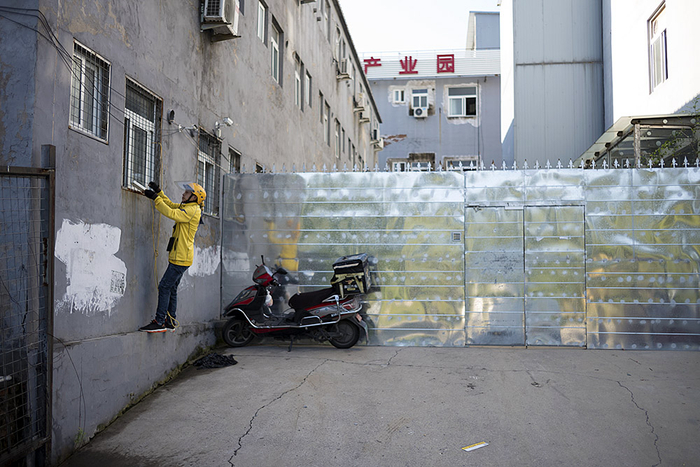 　　2019年9月16日，北京望京，杨成爬上出租房的窗户把充电器拔掉，杨成在北京最亲密的伙伴其实是他的这辆价值3000多元的电动车，每天陪伴他一起走街串巷。