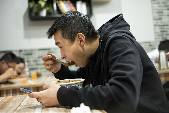 　　2019年9月12日，甘肃天水，回到天水的第一件事儿，杨成找了一家地道的西北面馆点了一碗“麻食”，“一回家，吃上一碗面，就算到家了”。