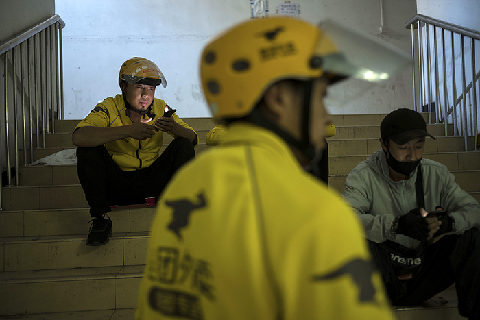 2019年9月16日，北京望京，外卖小哥聚在一起等单。