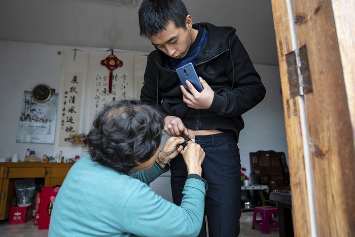 　　2019年9月13日，甘肃天水市庞家山村，养母看到杨成的裤子破了，拿来针线就开始缝补。常年在外打工，杨成很少有时间回家看看。