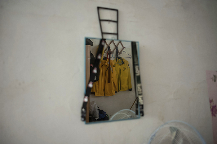 2019年9月16日，北京望京，杨成出租房内的镜子。
