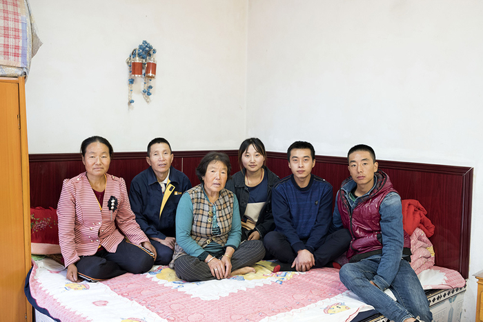 2019年9月14日，甘肃天水庞家山村，杨成和李慧军离家前，一家人留下了合影。