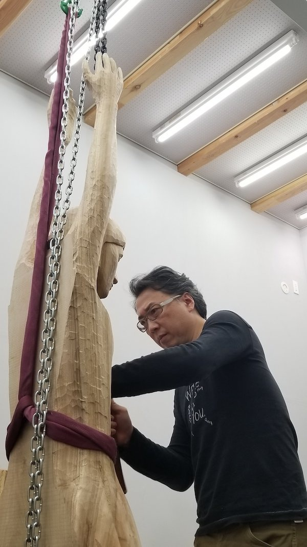 棚田康司正在制作雕塑