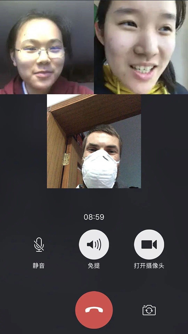 复旦大学俄语系学生和乌克兰籍居民沟通防疫事项 杨浦区供图